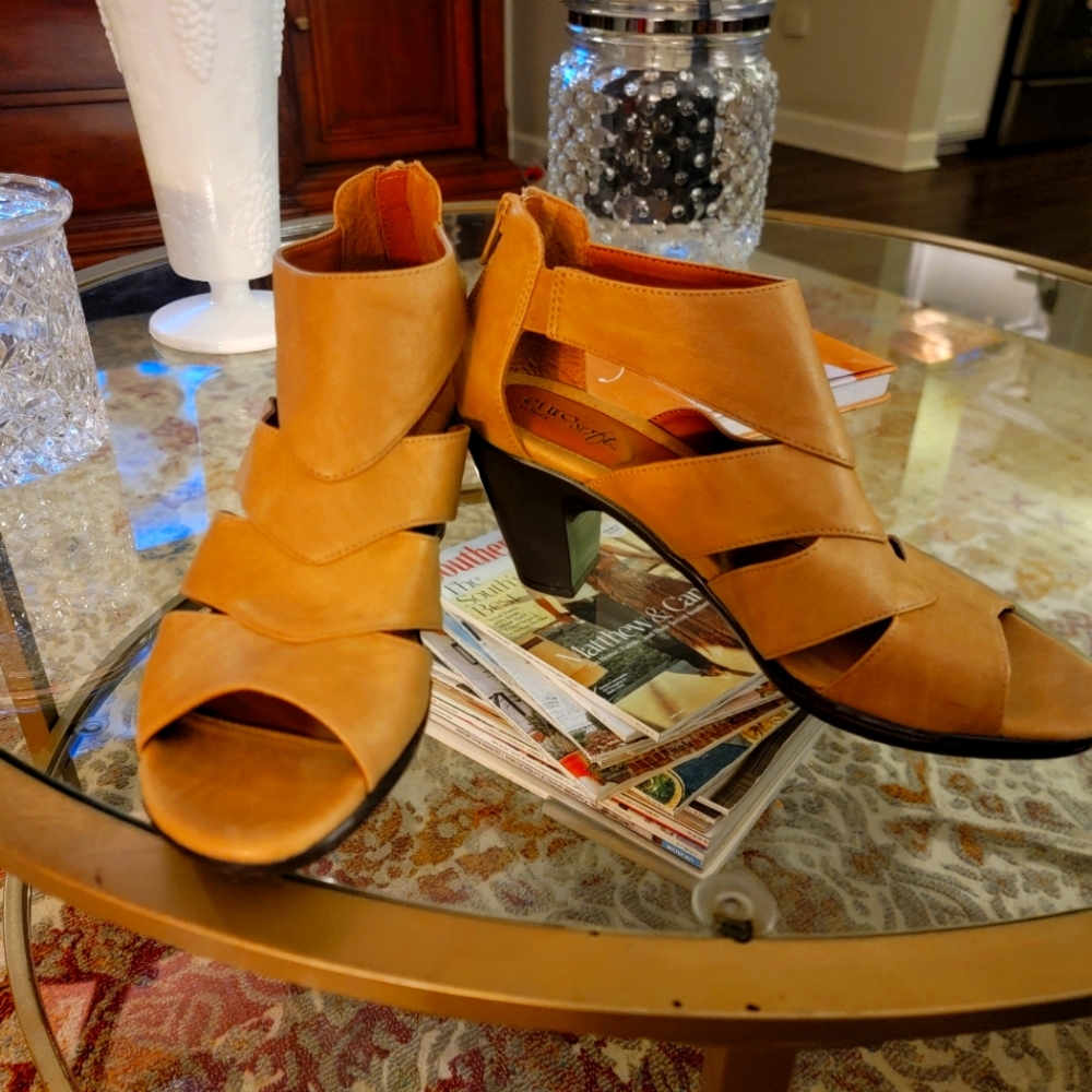 EURO SOFT VIVIANA BAYWATER WEDGES. TAN. SIZE 9.5. GREAT CONDITION